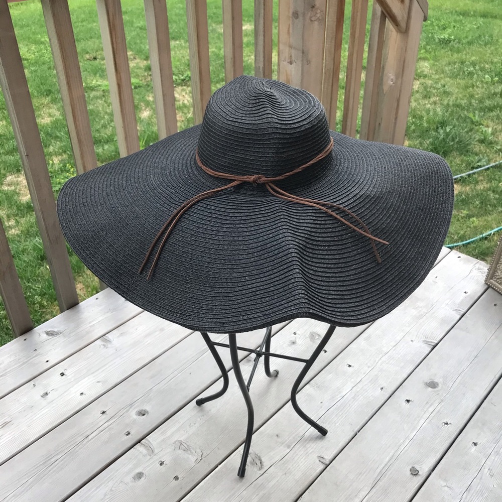 Large rim summer hat